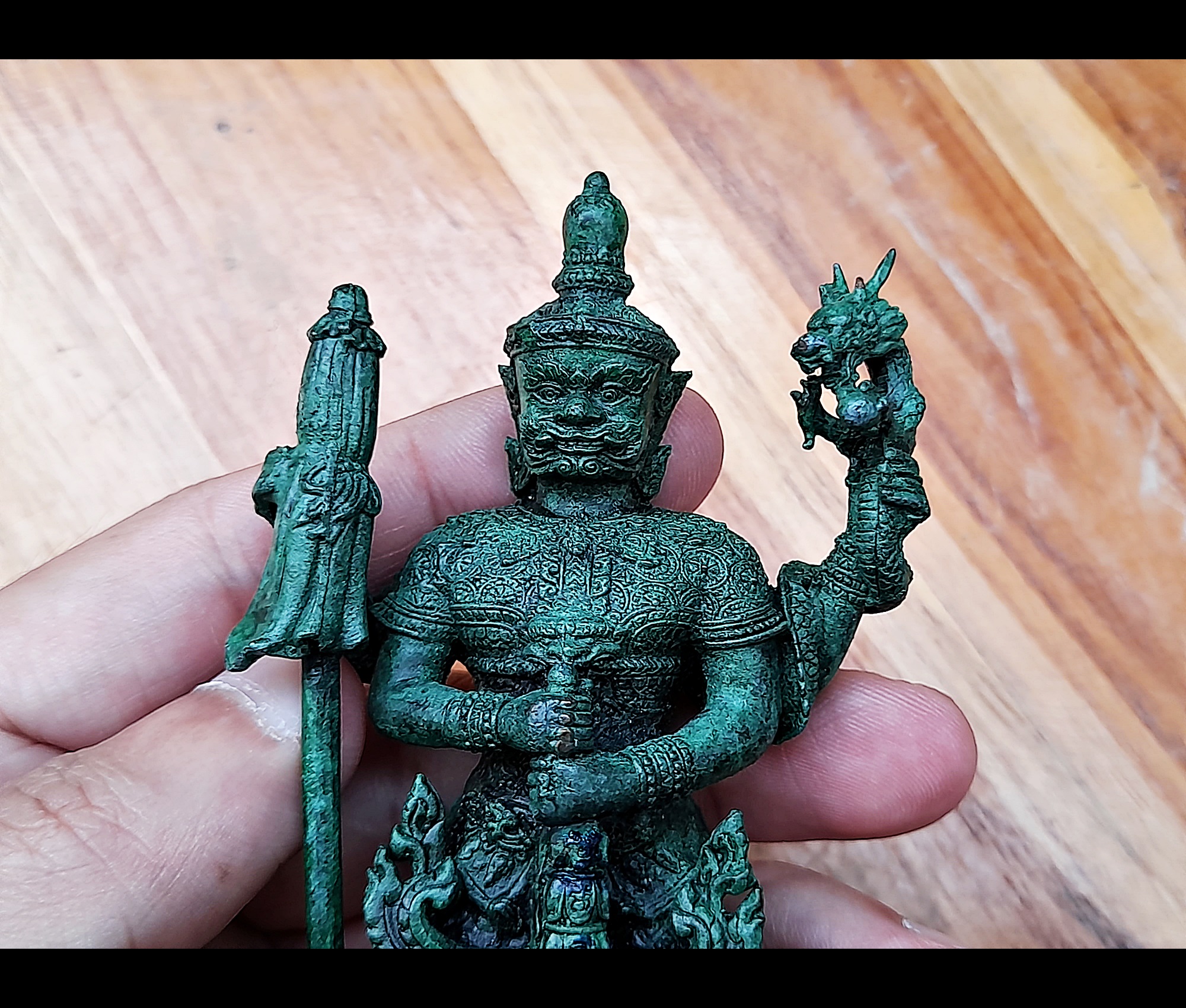 รูปหล่อ ท้าวเวสสุวรรณ 4กร (ร่ม ลูกแก้วมังกร ตะบอง) 3ขา เหรียบหีบสมบัติ คุมทรัพย์ เนื้อทองเหลือง สีเขียวเหนียวทรัพย์ ปี2555 #รับประกันแท้