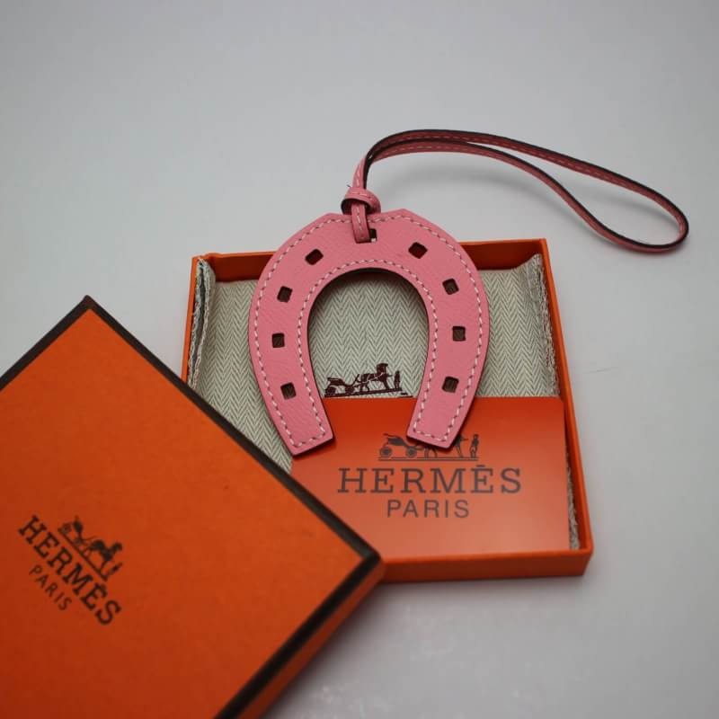 ที่คล้อง ที่ห้อย กระเป๋า hm epsom leather รูปเกือกม้า มีหลายสี สต๊อกเปลี่ยนตลอดสอบถามได้ค่ะ