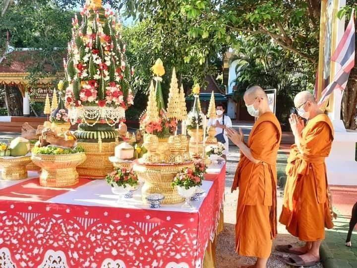 เหรียญท้าวเวสสุวรรณ ปางหน้าเทพบุตร หลังยันต์เกราะเพรช (โค็ดเลขสวย ๙๔) (ตอกโค็ดเจดีย์ ตอกเลขไทยรันเลข สลักนาม หลวงพ่อเล็ก วัดท่าขนุน และยันต์ต่างๆ) เนื้อเงินแท้ ลงยาเหลืองทอง ปี2564 (จัดสร้างน้อย เพียงแค่199เหรียญ) #รับประกันแท้ - หลวงพ่อเล็ก วัดท่าขนุน ปล