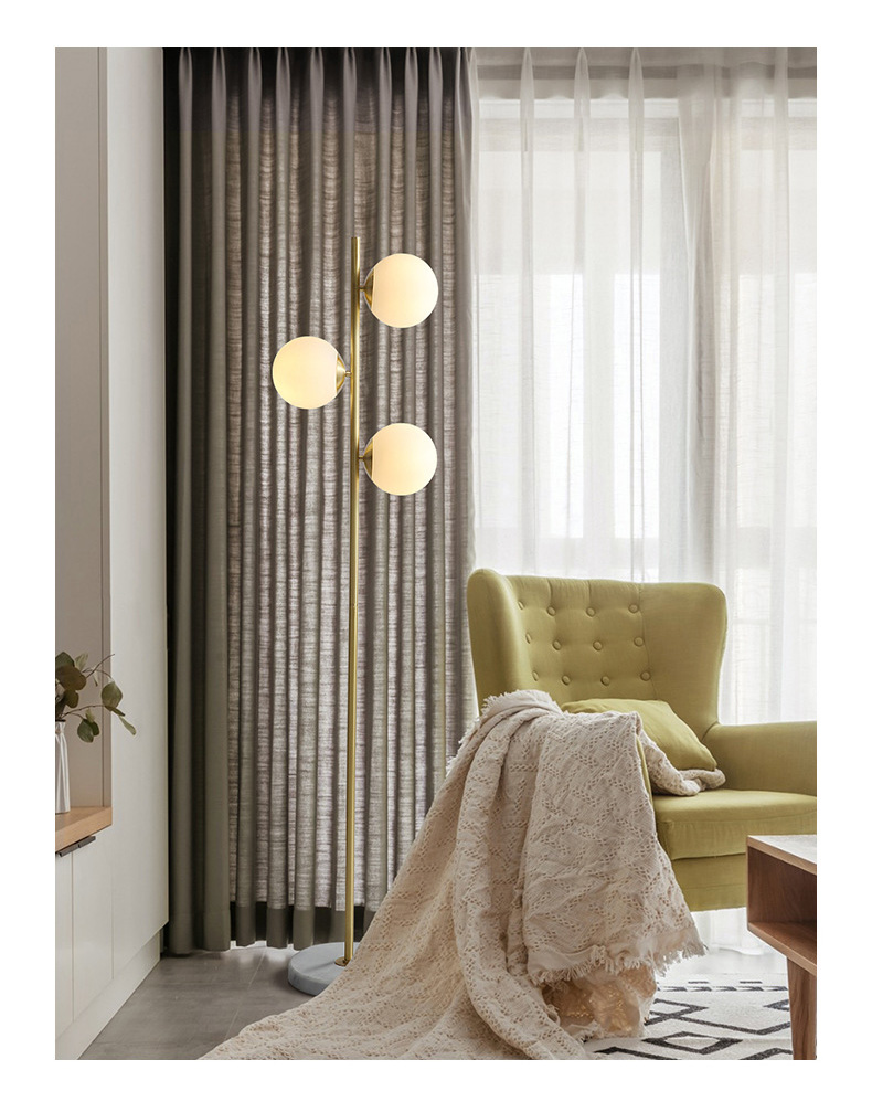 โคมไฟตั้งพื้นโป๊ะแก้วทรงกลมไฟ 3 ดวง ตัวโคมสีทอง ฐานวางหินอ่อน [MC861-3F]