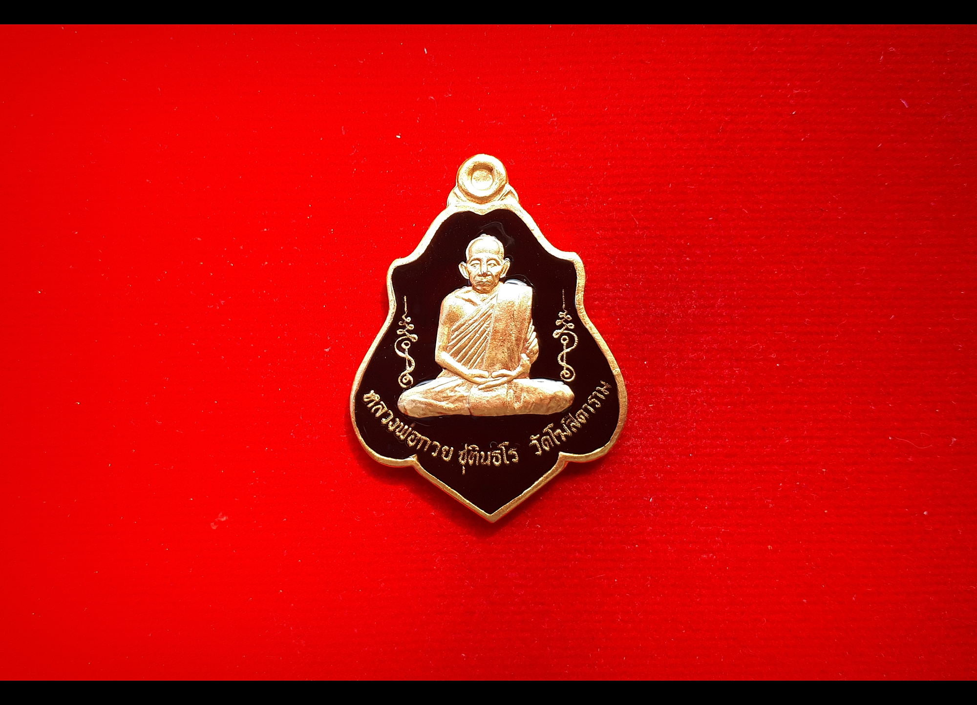 เหรียญโล่ หลวงพ่อกวย หลัง หนุมานตัวครู เนื้ออัลปาก้ากระไหล่ทอง ลงยาดำ รุ่นแรงครู ปี2560 - (เหรียญพิเศษ อยู่ในชุดกรรมการ)