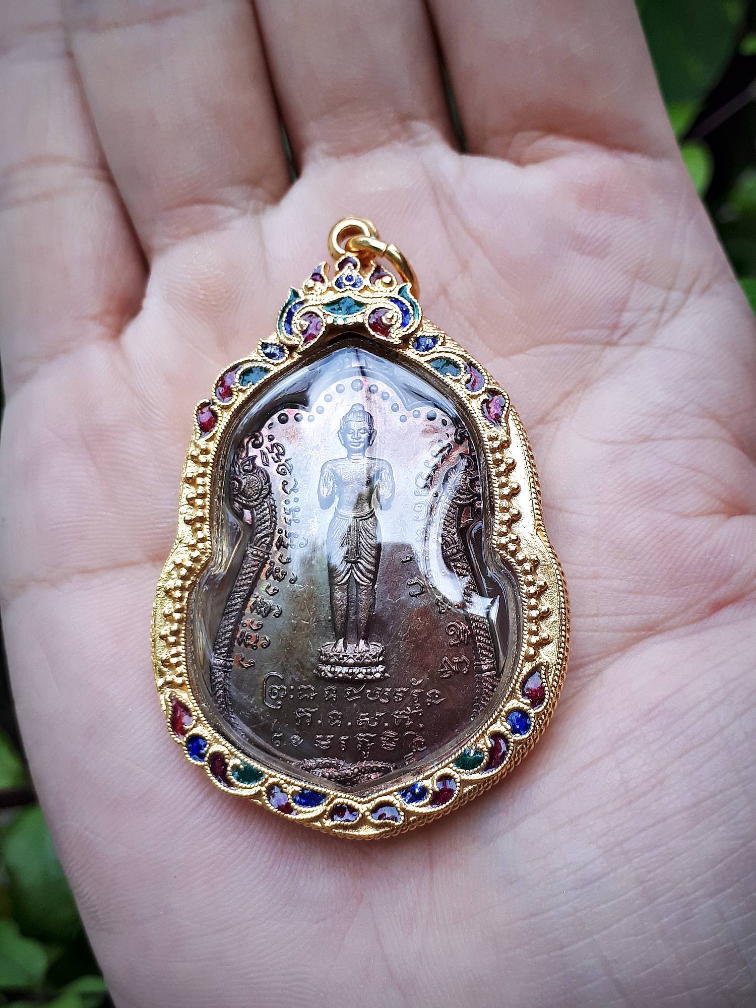 เหรียญพระปางห้ามสมุทร หลังนารายณ์ทรงหนุมาน ปี2526 (พร้อมเลี่ยมกรอบเงินชุบทอง ลงยาสุโขทัย) (รับประกันแท้และทัน) - หลวงปู่สรวง(เทวดาเล่นดิน) หลวงพ่อสร้อย ปลุกเสก ออกวัดเลียบราษร์บำรุง
