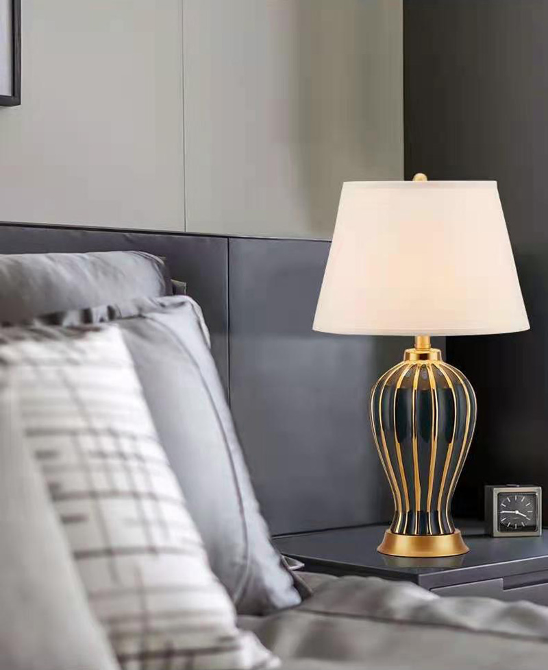 โคมไฟตั้งโต๊ะเซรามิกโป๊ะผ้าสไตล์โมเดิร์นลักชัวรี่ [TB0213]