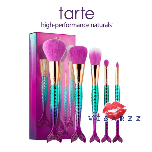 Tarte Minutes to Mermaid Brush Set 5 Items เซ็ทแปรงแต่งหน้า 5 ชิ้นสุดน่ารัก ด้ามแปรงเป็นหางนางเงือก ให้คุณสาวๆ ได้เนรมิตเมคอัพลุคสวยในแต่ละวันด้วยขนแปรง vegan ฟูนุ่มสบายผิว จึงไม่ก่อให้เกิดการระคายเคืองแม้ในผิวบอบบาง