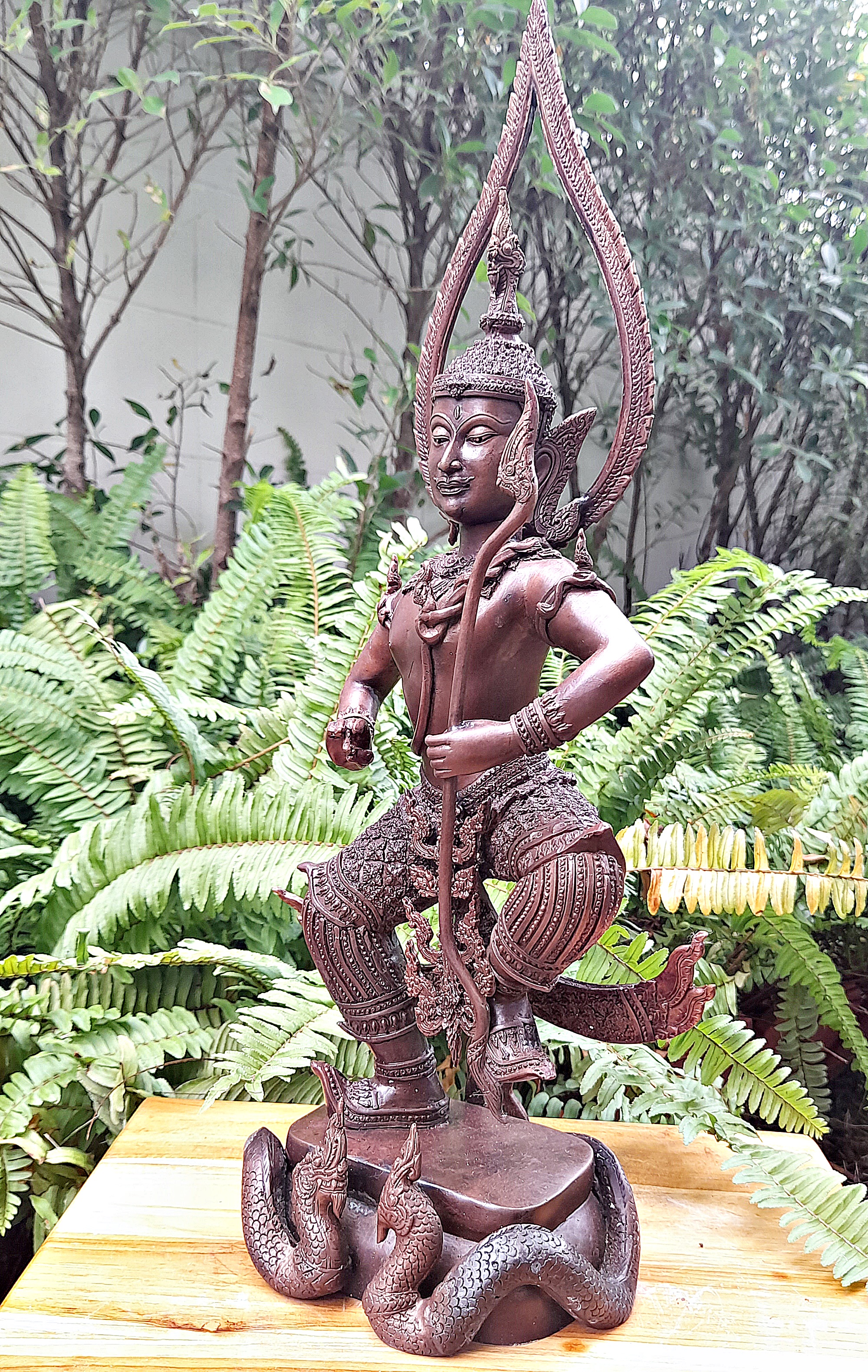 รูปหล่อ ท้าววิรูปักษ์ (อาวุธประจำกาย คันศรพญานาค+สังวารพญานาค ) ยืนประทับพญานาค (ผู้ปกครองและเป็นใหญ่ในเหล่าพญานาค มีบริวารเป็นเหล่าพญานาค) - (เทวดาระดับสูงชั้นจาตุมหาราชิกา มีตำแหน่งเป็น1ใน4 ของท้าวมหาราช) เนื้อทองเหลือง ผิวน้ำตาลเข้ม (ขนาดใหญ่ตั้งบูชา ส