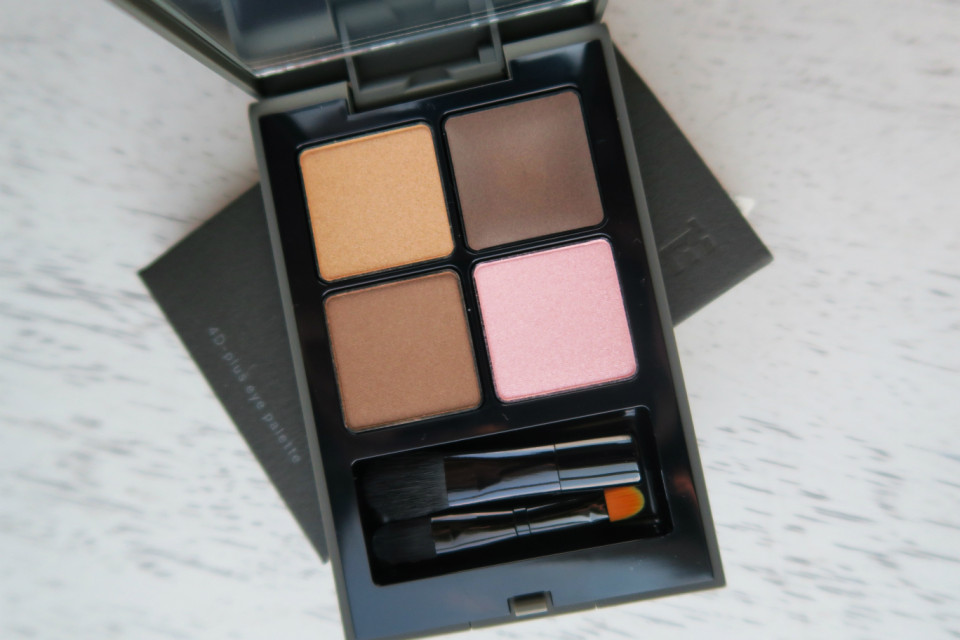 (ลดพิเศษ มากกว่า 60%) Three 4D Plus Eye Palette #01 Close to Your Heart อายชาโดว์พาเลทสีสวยที่ให้ดวงตาคุณสวยสดใน มีมิติ มาพร้อมกับกระจก และแปรงในตลับ ตาสวยครบๆ ด้วยตลับนี้ได้เลยค่ะ