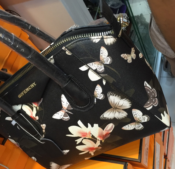 กระเป๋า given antigona สีดำ ลายผีเสื้อดอกไม้