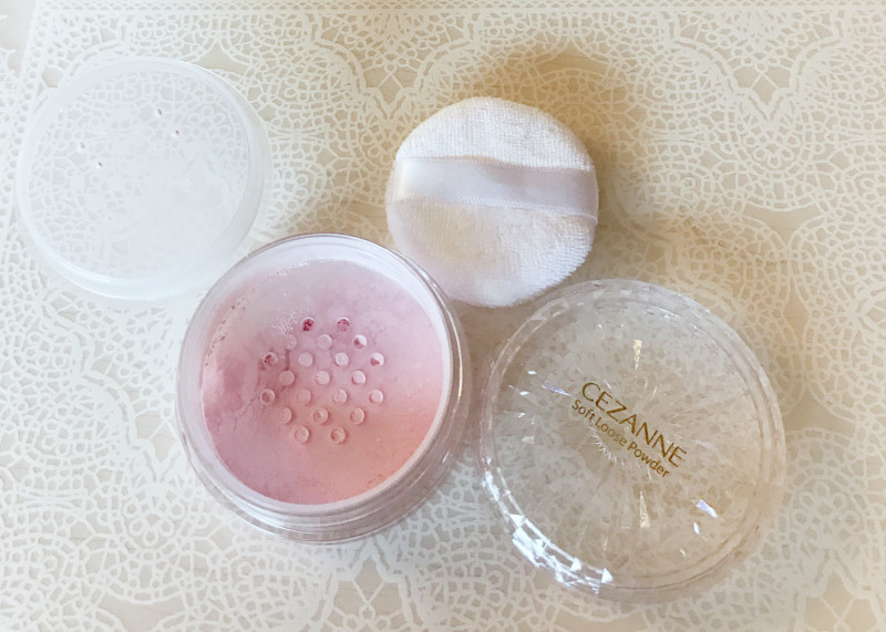Cezanne Soft Loose Powder SPF16 PA++ #02 Pearl Pink แป้งฝุ่นเนื้อนุ่มละเอียดใหม่ล่าสุด ที่ช่วยปรับสีผิวให้มีความเนียน ให้ลุคผิวสวยเปล่งประกาย โทนสีชมพูช่วยให้ผิวเลือดฝาดอย่างเป็นธรรมชาติ