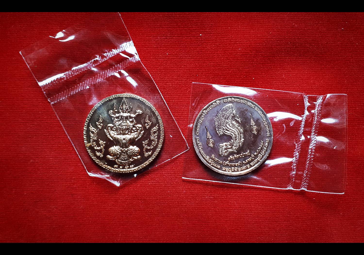 เหรียญพระนารายณ์ทรงครุฑ วัดเขาวง(ถ้ำนารายณ์) จ.สระบุรี ปี2549 - (ด้านหน้าพระนารายณ์ทรงครุฑ ด้านหลังพญานาค)