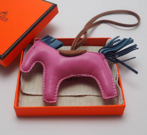 ที่ห้อยกระเป๋า hm charm รูปตัวม้า มีหลายสีสต๊อกเปลี่ยนตลอดสอบถามได้ค่ะ