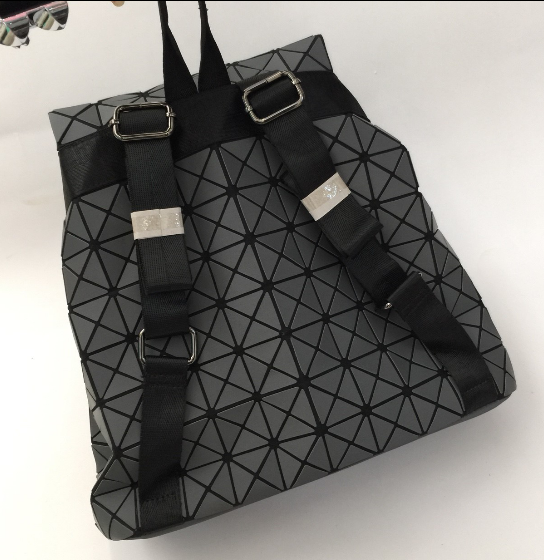 กระเป๋าเป้ issey รุ่นใหม่ สีเทาแมทด้าน