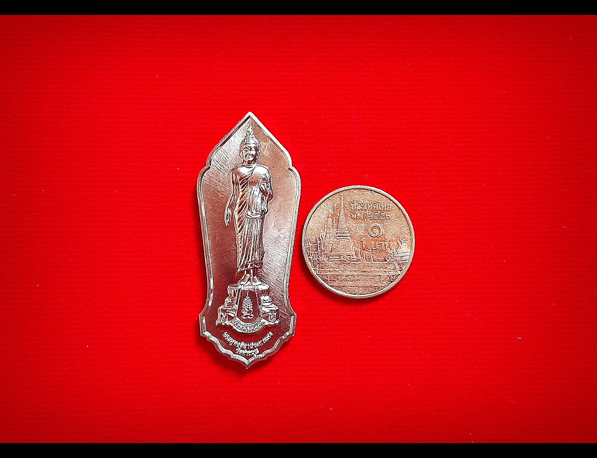 เหรียญพระพุทธเจ้าปางลีลาประทานพร หลัง พระพุทธเจ้าปางห้ามสมุทร (ของขวัญปีใหม่ ปี59) เนื้อชินตะกั่ว(รับพลังงานรองจากทองคำ) ปี2559 #รับประกันแท้ - หลวงพ่อเล็ก วัดท่าขนุน