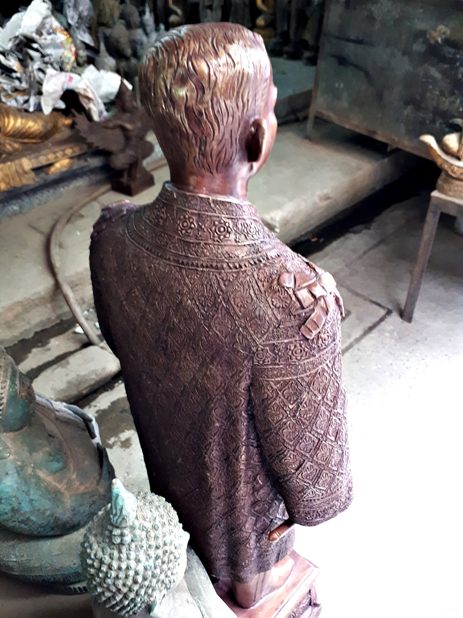 รูปหล่อ ในหลวง ราชกาลที่ 9 (พระบาทสมเด็จพระปรมินทรมหาภูมิพลอดุลยเดช ร.9 ) เนื้อทองเหลือง ขนาดใหญ่