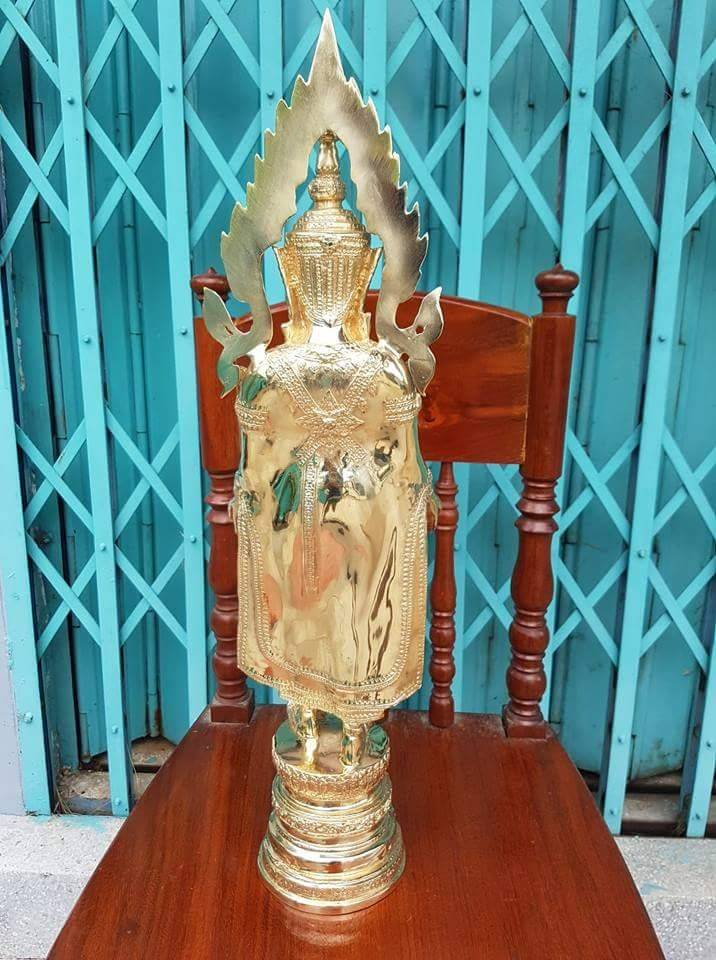 รูปหล่อ พระพุทธรูป พระจักรพรรดิ์ ทรงเครื่องจักรพรรดิ์ ปางเปิดโลก เนื้อทองเหลืองปัดเงา (สูง26นิ้ว ฐาน5นิ้ว)