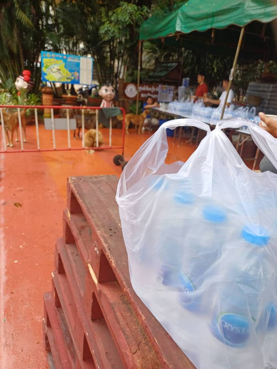 น้ำมนต์ เสาร์๕ (สะเดาะเคราะห์ ค้าขาย ไล่อาถรรพธ์ ไล่ของ โดนของ รักษาโรค) (เป่ายันต์เกราะเพรช ปี2567 ) - หลวงพ่อเล็ก วัดท่าขนุน