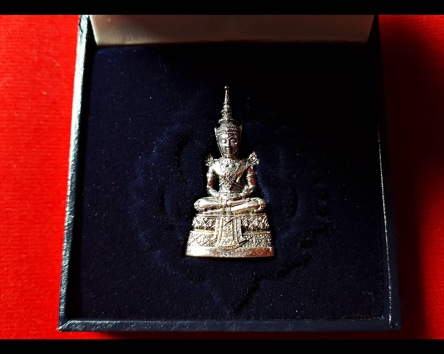 พระแก้วมรกต เนื้อเงินแท้ ปี2539 #รับประกันแท้ (ขนาดลอยองค์ ห้อยคอ น้ำหนัก ประมาณ10กรัม) - พิธีปลุกเสกใหญ่ใน วัดพระศรีรัตนศาสดาราม(วัดพระแก้ว)