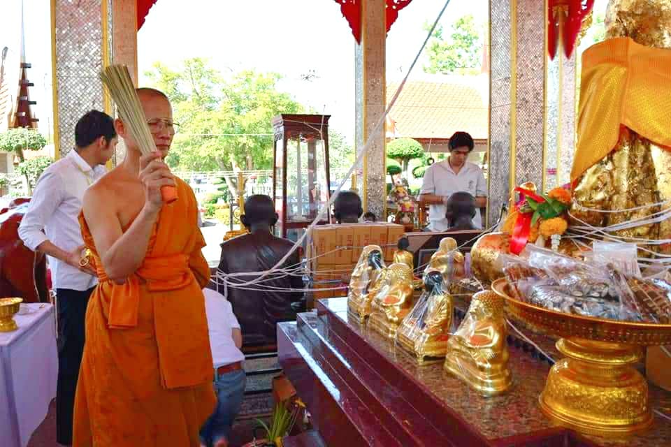 พระสมเด็จหลวงพ่อโตในวิหาร เนื้อผงชนวนมวลสารเก่าหลวงพ่อกวย รุ่นแรงครู ปี2560 หลวงพ่อกวย วัดโฆสิตาราม(วัดบ้านแค) จ.ชัยนาท ปี2563 - (ขนาด 5x7นิ้ว จีวรส้ม ด้านหน้ายันต์ครู ยันต์นะปัดตลอด ด้านหลังยันต์มงกุฎพระพุทธเจ้าหนุนดวง) ปี2563 #ปลุกเสกที่วัดโฆสิตาราม #รั