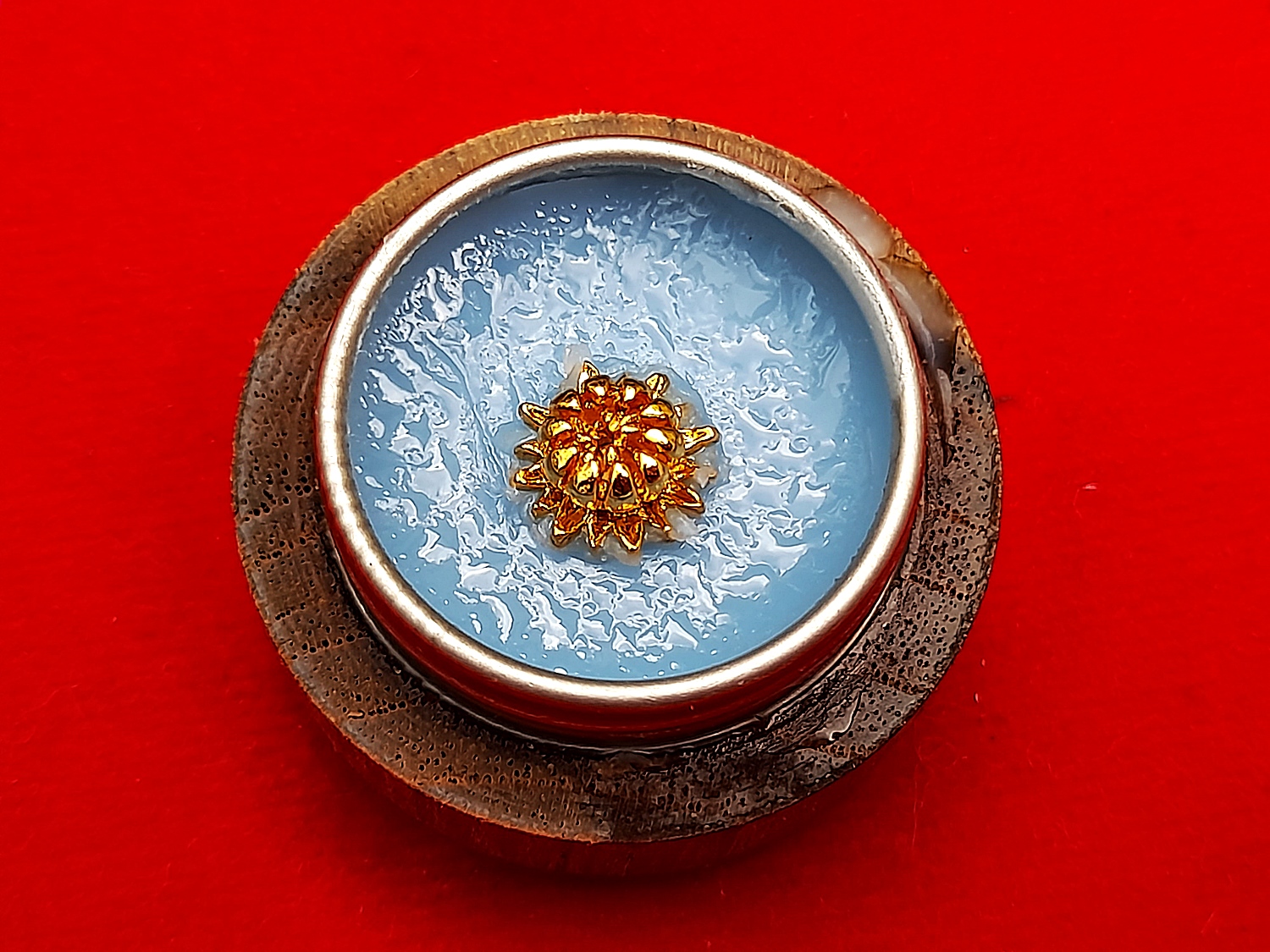 สีผึ้ง นะเศรษฐี (ฝ่าตลับเป็นยันต์นะเศรษฐี ของหลวงพ่อกวย วัดโฆสิตาราม ในตลับเป็นดอกพิกุล) ปี2564