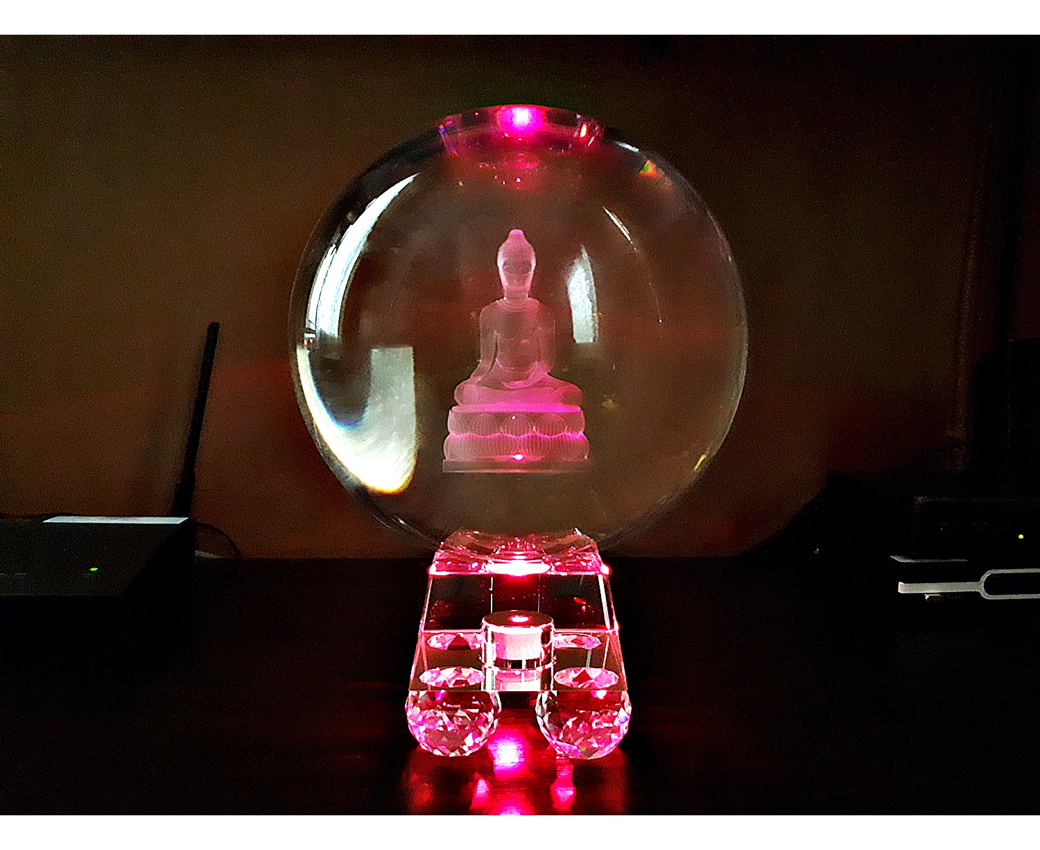 ลูกแก้ว ลาย พระพุทธรูป 3 มิติ ขนาด 8นิ้ว (20ซม.) พร้อมฐานไม้รองวาง