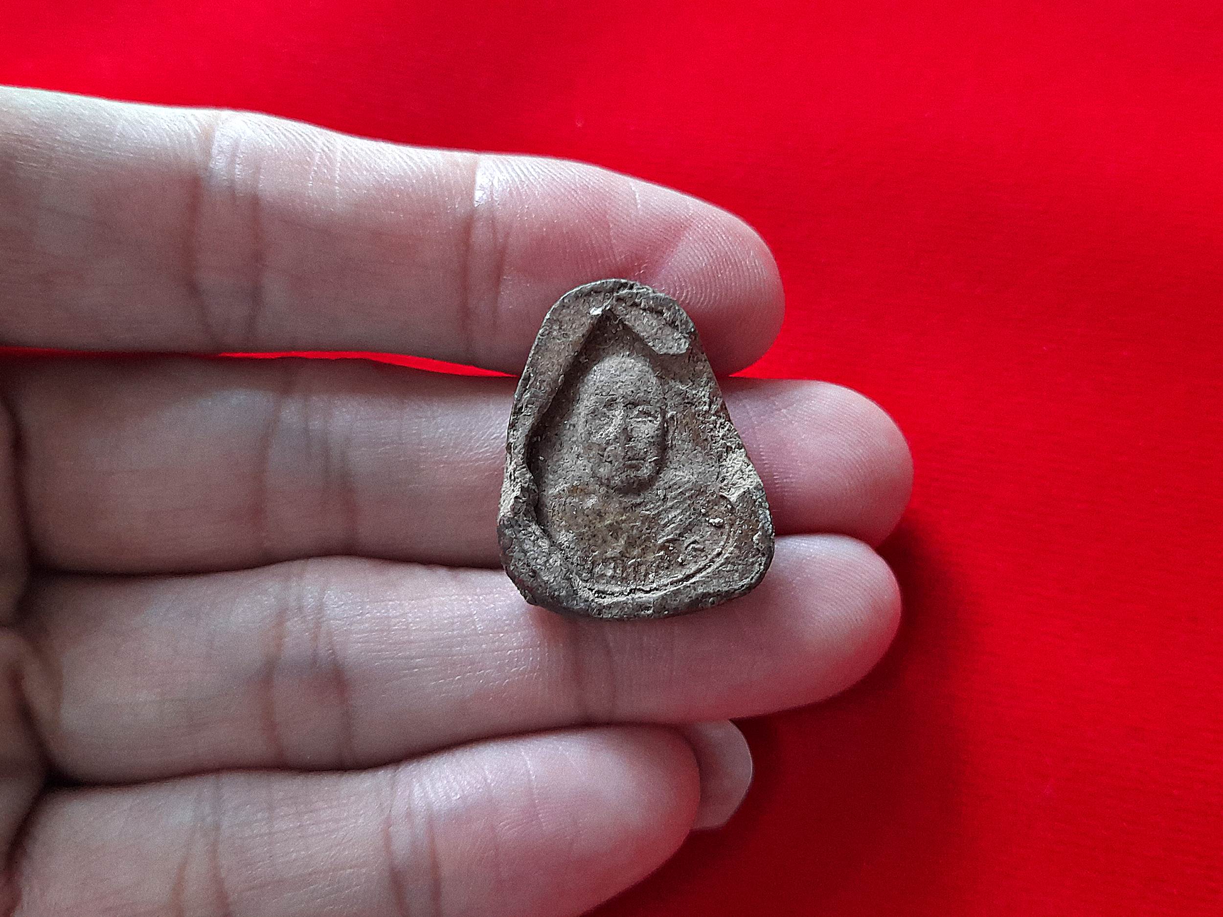 พระปิดตา หลัง ครึ่งองค์หลวงพ่อยงยุทธ เนื้อผง (แก่มวลสาร หลวงพ่อแก้ว วัดเครือวัลย์) #รับประกันแท้และทัน - หลวงพ่อยงยุทธ วัดเขาไม้แดง จ.ชลบุรี