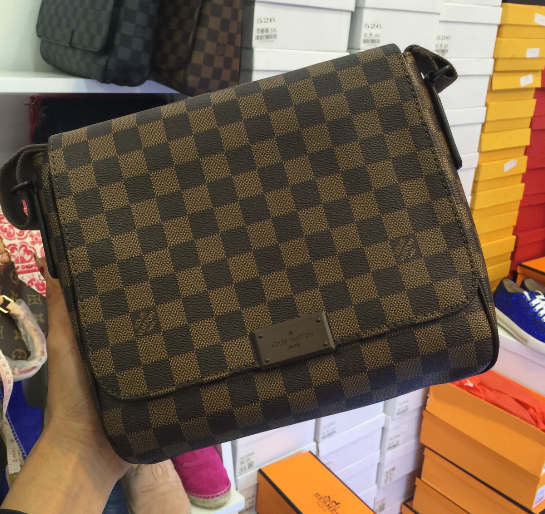 กระเป๋า lv district messenger bag สีน้ำตาล 10 นิ้ว