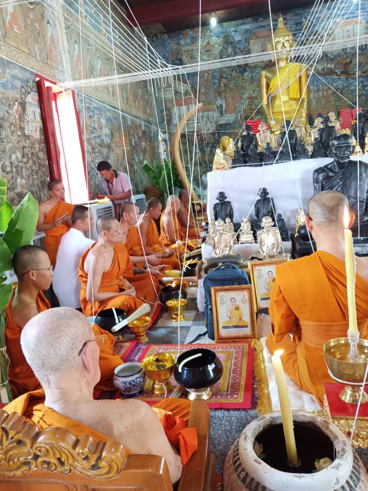 เหรียญหลวงพ่อกวย วัดโฆสิตาราม(วัดบ้านแค) เนื้อกระไหล่ทองคำ ลงยาแดง ปี2562 (แยกจากชุดกรรมการ) #รับประกันแท้ รูปภาพ สี หลวงพ่อกวย วัดโฆสิตาราม(วัดบ้านแค) (ขนาดตั้งบูชา 11x15นิ้ว) ปี2562 #รับประกันแท้ -- #พิธีดีมากดวงจิตหลวงพ่อกวยมาเสกให้เอง