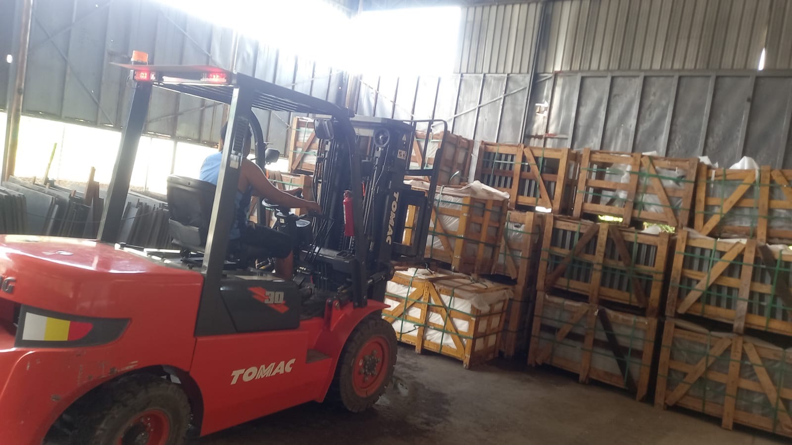 แกรนิตสีดำเกล็ดทอง ขนาด60x60ซ.ม.