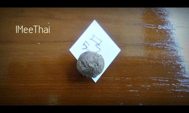 ลูกอม (ชานหมาก เกศา อัดรวมมวลสาร และ รูปจากมือ) หลวงพ่อพูน วัดบ้านแพน