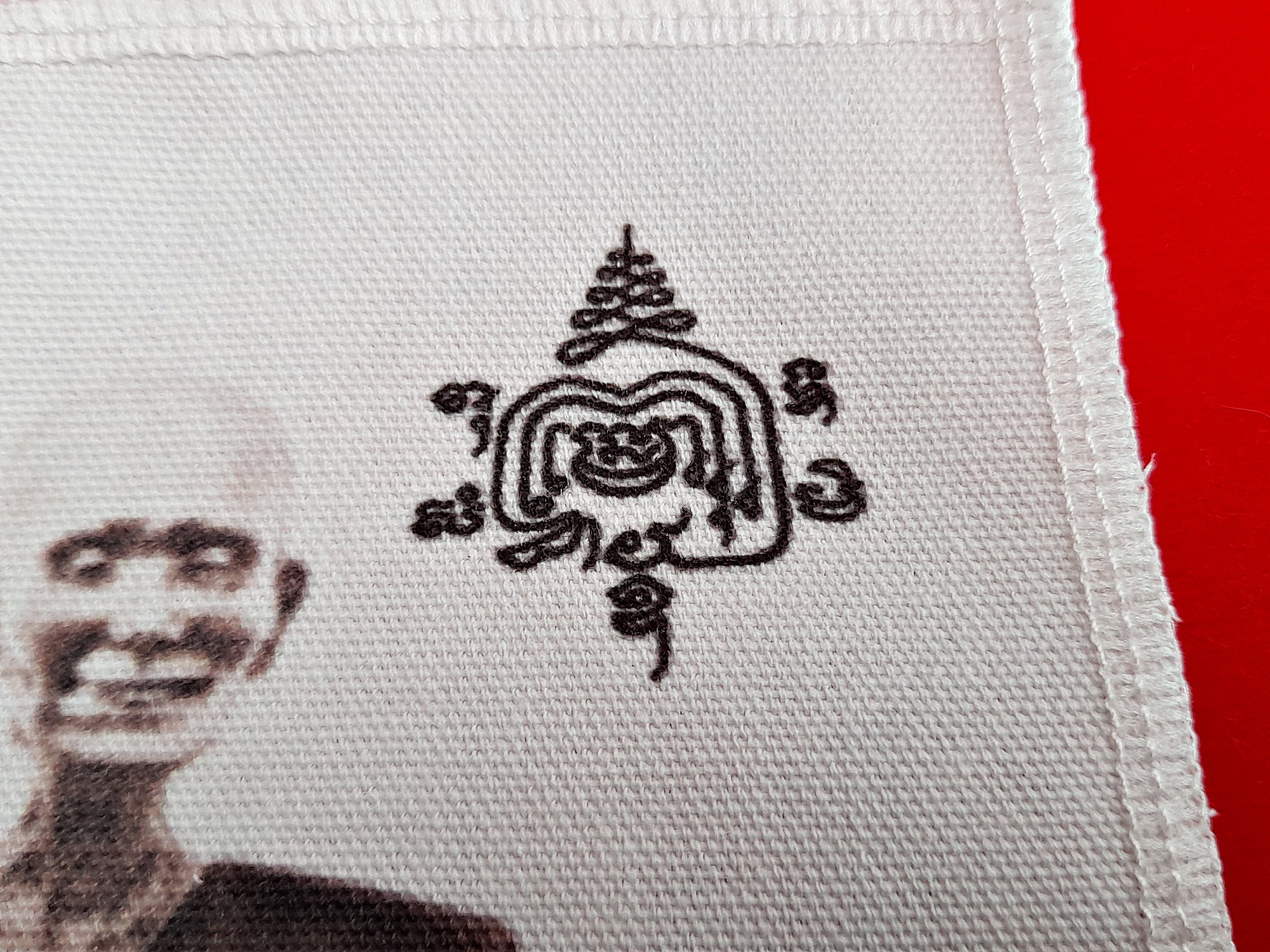 ผ้ายันต์ รูปหลวงปู่เดินหน อิเกสาโร(หลวงปู่เทพโลกอุดร) ปี2562 (แถมสายสิญจน์หลวงปู่เดินหน) #รับประกันแท้ - (จัดสร้างโดย ฅนขลังคลังวิชา)