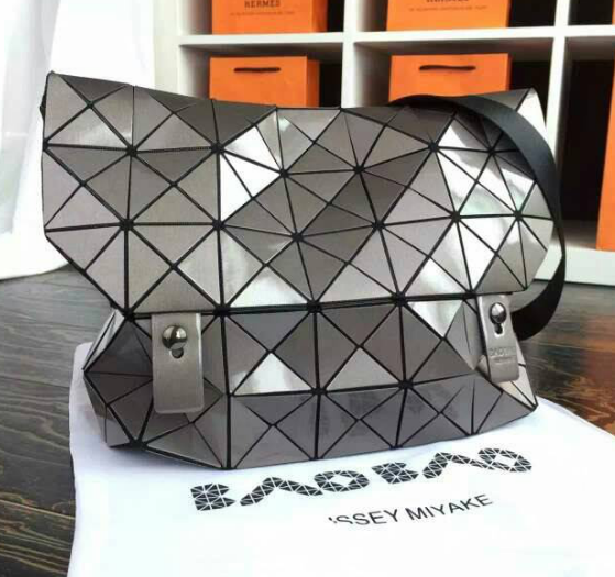 กระเป๋าสะพายข้าง issey rock sholder bag รุ่นใหม่ สีเงิน สีทอง