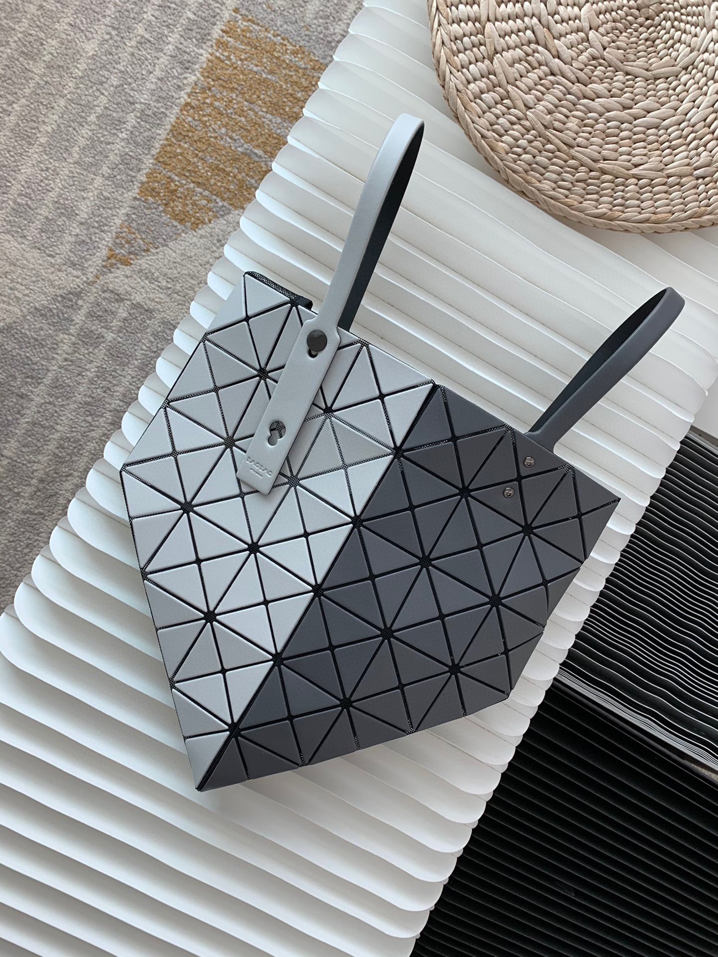 กระเป๋า issey 6x6 two tone มีสองสีในใบเดียวด้านละสี มีหลายสี