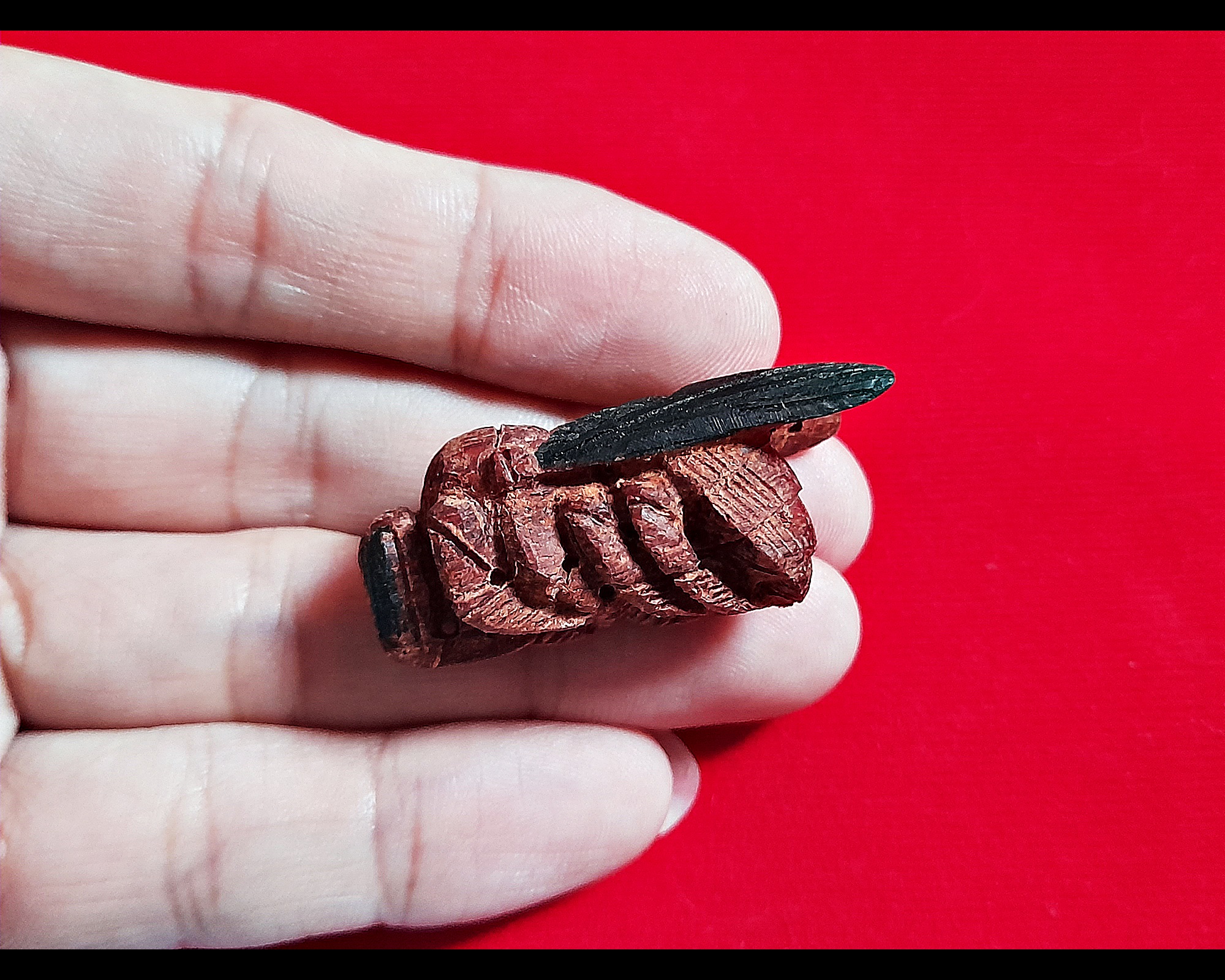 แมลงภู่ (เทพจำแลงอารักษ์) ปีกดำ #ตัวใหญ่ เนื้อไม้ดุมล้อเกวียน (งานแกะทำมือทุกขั้นตอนทีละองค์ ตามสูตรโบราณล้านนา) (ปลุกเสก3พิธี) ปี2564 #รับประกันแท้ - หลวงพ่อเล็ก วัดท่าขนุน #ปลุกเสก3พิธี