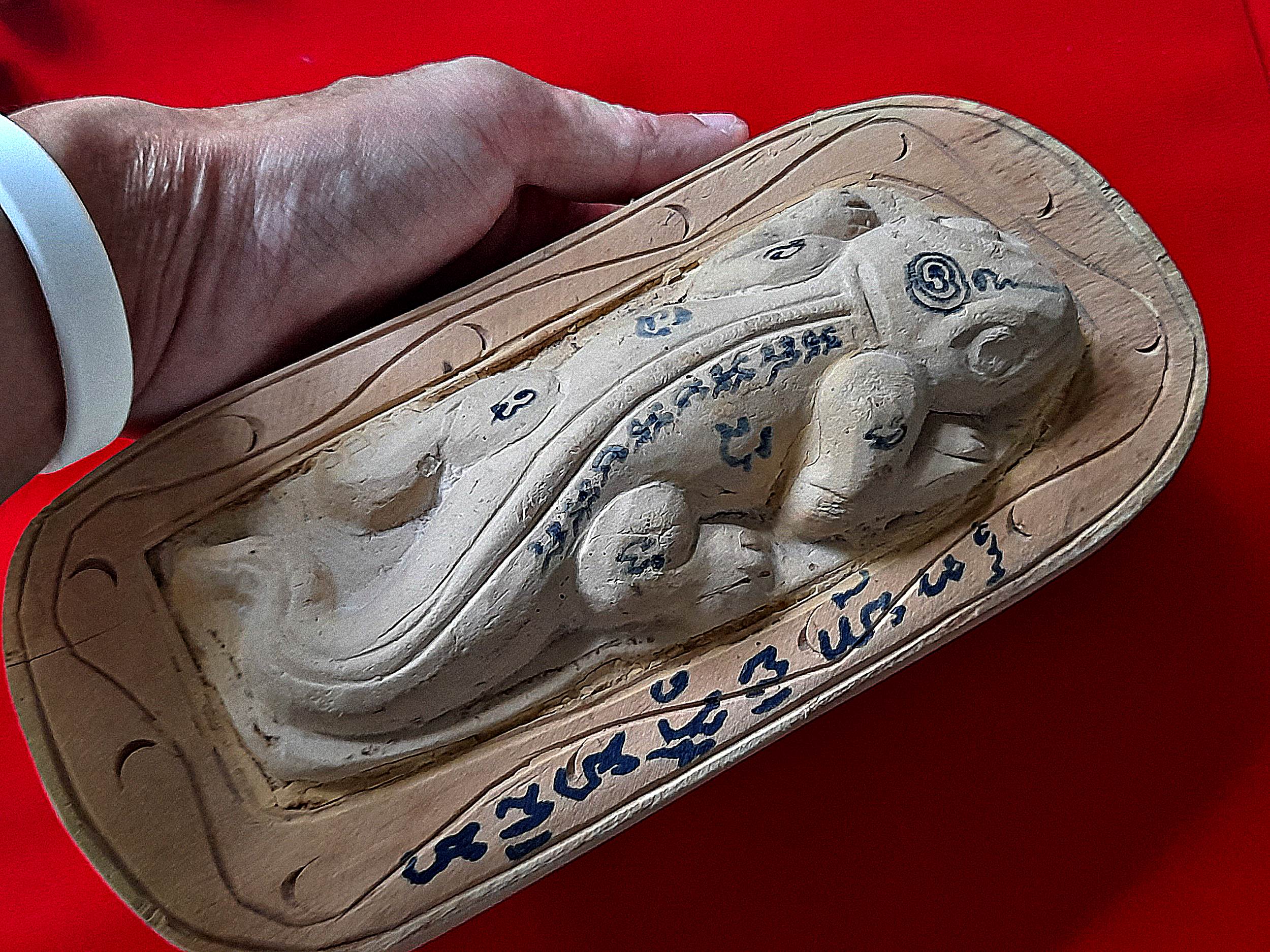 พญา จิ้งจก (ค้าขาย เรียกลูกค้า โชคลาภ เมตตา) (ขนาดใหญ่) เนื้อผง(ผสมมวลสารเก่าหลวงพ่อหน่าย วัดบ้านแจ้ง) ฐานไม้ตายพราย (จารยันต์สด เต็มสูตร) #รับประกันแท้ - หลวงพ่อพิมพ์(ลูกศิษย์ทัน หลวงพ่อหน่าย วัดบ้านแจ้ง)