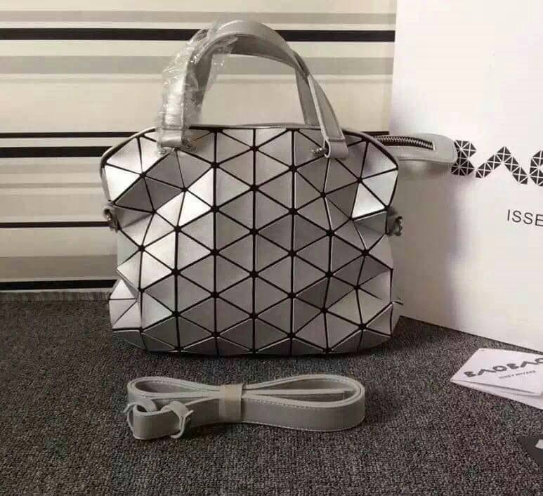 กระเป๋า issey tonneau boston bag 10 " สีเงิน พร้อมสายยาว
