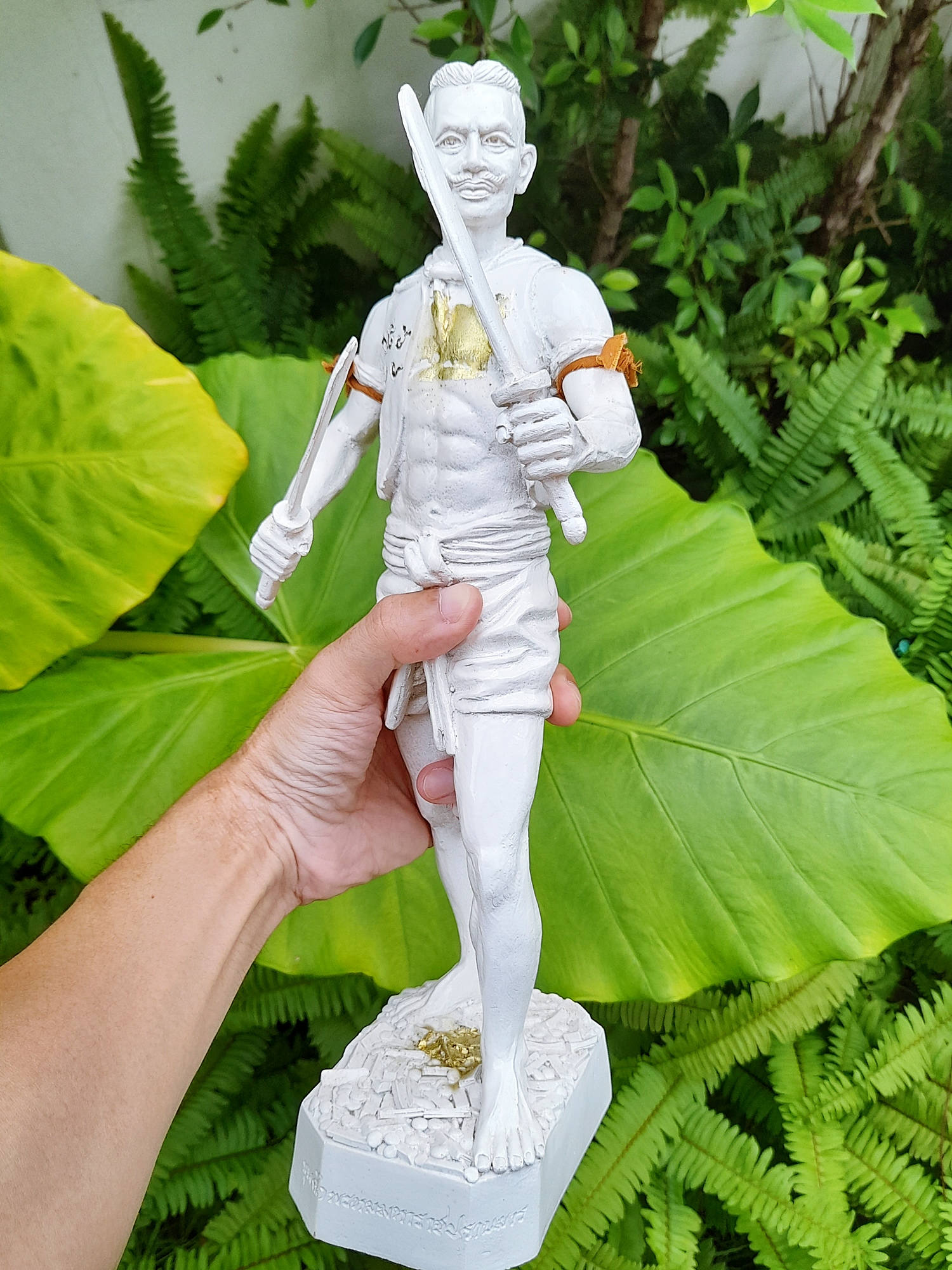 รูปหล่อ หุ่นพยนต์ขุนศึกพรหมมหาราช ปราบมาร (เชิญดวงจิตเทวดา ท่านปู่ขุนศึก ยุค นักรบไทย ของพระเจ้าพรหมมหาราช) เนื้อเรซิ่น สีขาว (ขนาดสูง14นิ้ว ฐาน3x5นิ้ว) (จัดสร้างเพียง99องค์) ปี2559 #รับประกันแท้ - หลวงพ่อหนุน วัดพุทธโมกข์