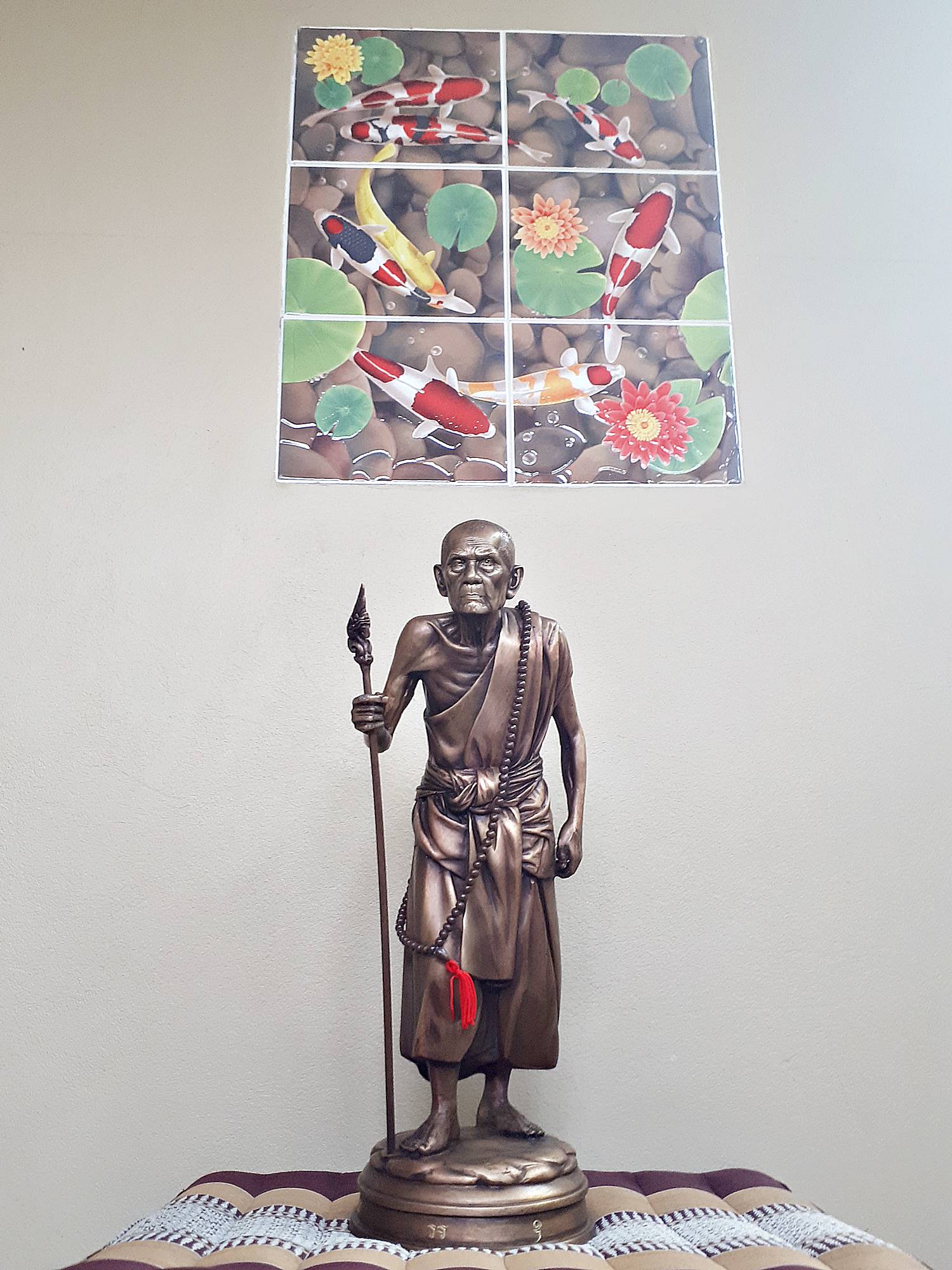 รูปหล่อ หลวงปุ่หมุน วัดบ้านจาน เนื้อโลหะทองเหลือง ยืนถือไม้เท้า พญานาค ขนาดบูชา (องค์ใหญ่ สูง21นิ้ว)