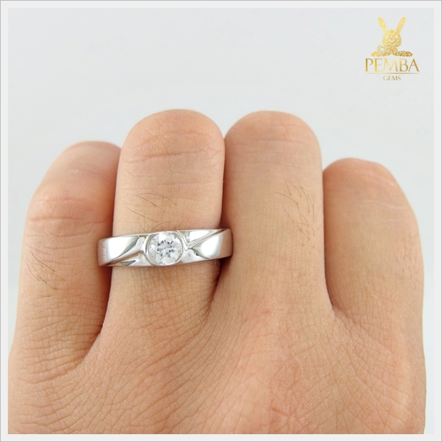 แหวนเพทายแท้ สีขาวใสไฟเพชร เปล่งประกายดั่งเพชรแท้ เสริมอำนาจบารมี