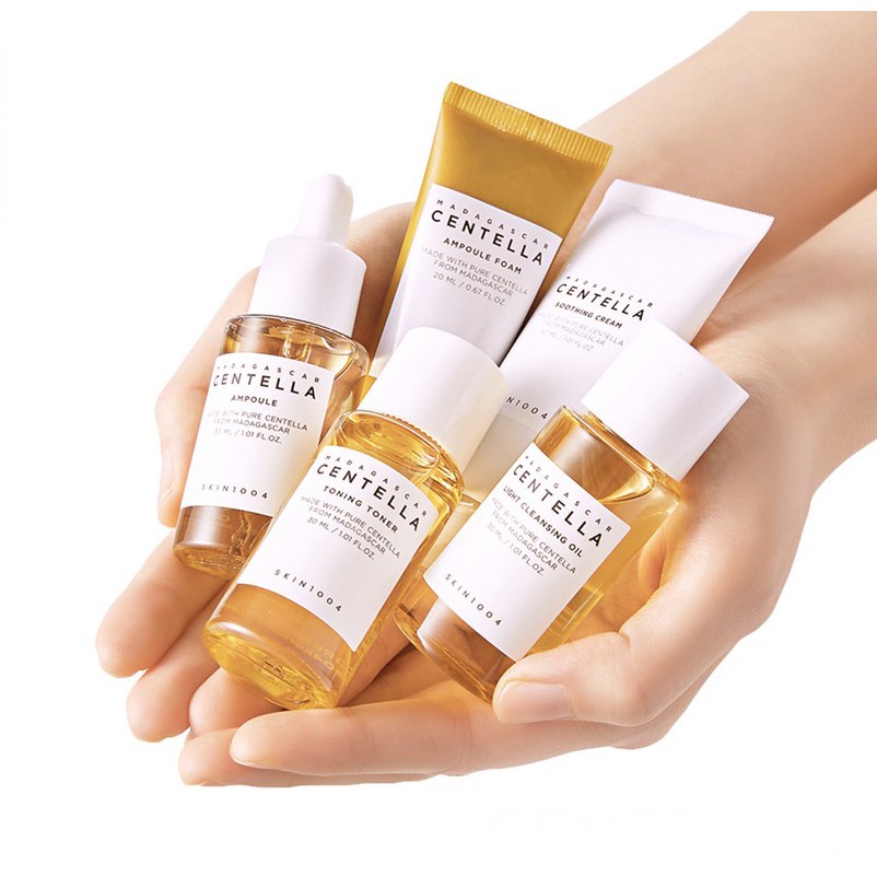 (Exp06/23) SKIN1004 Madagascar Centella Travel Kit ชุดเซท 5 ชิ้น ขนาดพกพาพร้อมกระเป่า อัดแน่นด้วยสารบำรุง Centella ครบขั้นตอนตั้งแต่ Light Cleansing Oil, Ampoule Foam, Toning Toner, Ampoule, Soothing Cream