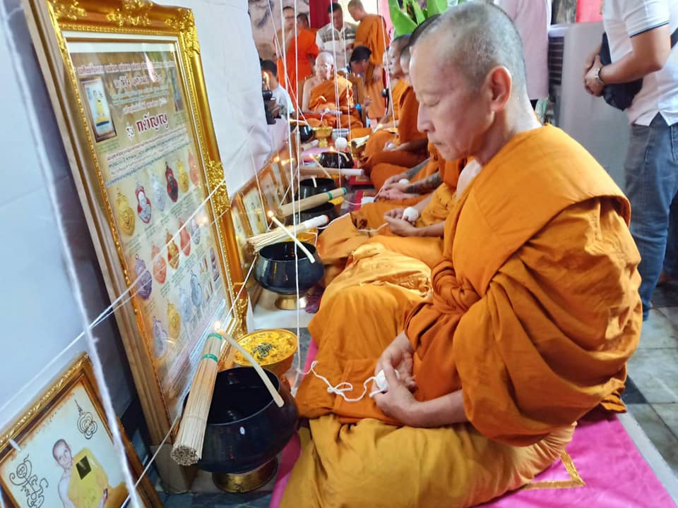 เหรียญหลวงพ่อกวย วัดโฆสิตาราม(วัดบ้านแค) เนื้อกระไหล่ทองคำ ลงยาแดง ปี2562 (แยกจากชุดกรรมการ) #รับประกันแท้ รูปภาพ สี หลวงพ่อกวย วัดโฆสิตาราม(วัดบ้านแค) (ขนาดตั้งบูชา 11x15นิ้ว) ปี2562 #รับประกันแท้ -- #พิธีดีมากดวงจิตหลวงพ่อกวยมาเสกให้เอง