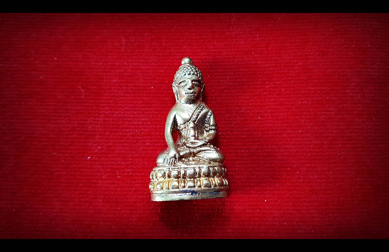 พระกริ่ง จักรพรรดิ์ มนต์พระกาฬ เนื้อสัตตโลหะ ปี2562 (ใต้ฐานบรรจุเส้นเกศา หลวงพ่อกวย วัดโฆสิตาราม ,หลวงพ่อเย็น วัดสระเปรียญ หลวงพ่อปรง วัดธรรมเจดีย์)