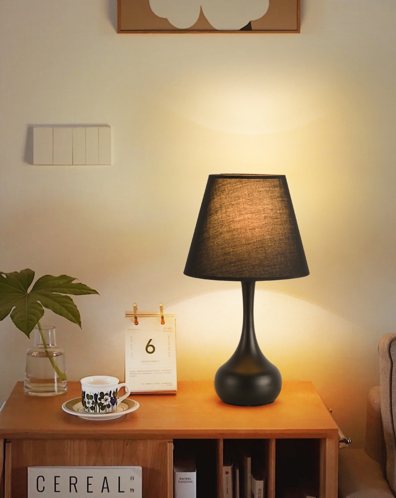 โคมไฟตั้งโต๊ะสไตล์โมเดิร์นทรงแจกันโป๊ะผ้าฐานโลหะดีไซน์เรียบหรู [TBL-1485]