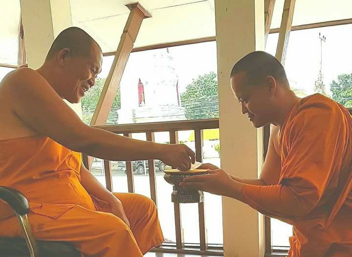 พระสมเด็จหลวงพ่อโตในวิหาร เนื้อผงชนวนมวลสารเก่าหลวงพ่อกวย รุ่นแรงครู ปี2560 หลวงพ่อกวย วัดโฆสิตาราม(วัดบ้านแค) จ.ชัยนาท ปี2563 - (ขนาด 5x7นิ้ว จีวรส้ม ด้านหน้ายันต์ครู ยันต์นะปัดตลอด ด้านหลังยันต์มงกุฎพระพุทธเจ้าหนุนดวง) ปี2563 #ปลุกเสกที่วัดโฆสิตาราม #รั