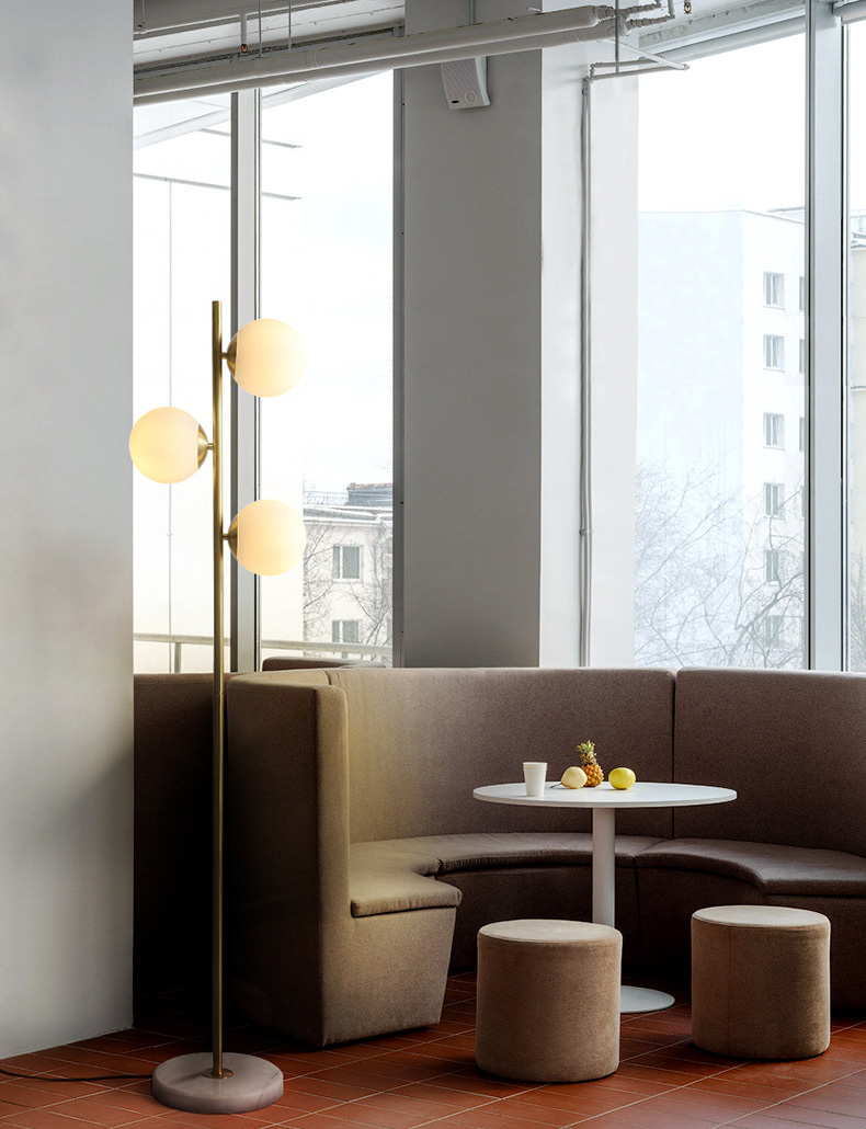 โคมไฟตั้งพื้นโป๊ะแก้วทรงกลมไฟ 3 ดวง ตัวโคมสีทอง ฐานวางหินอ่อน [MC861-3F]