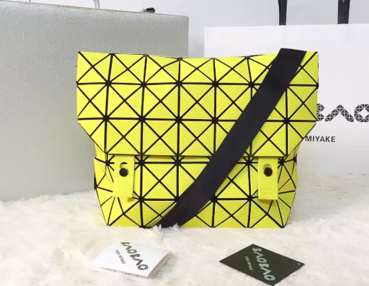 กระเป๋าสะพายข้าง issey rock sholder bag รุ่นใหม่ สีเหลืองแมทด้าน