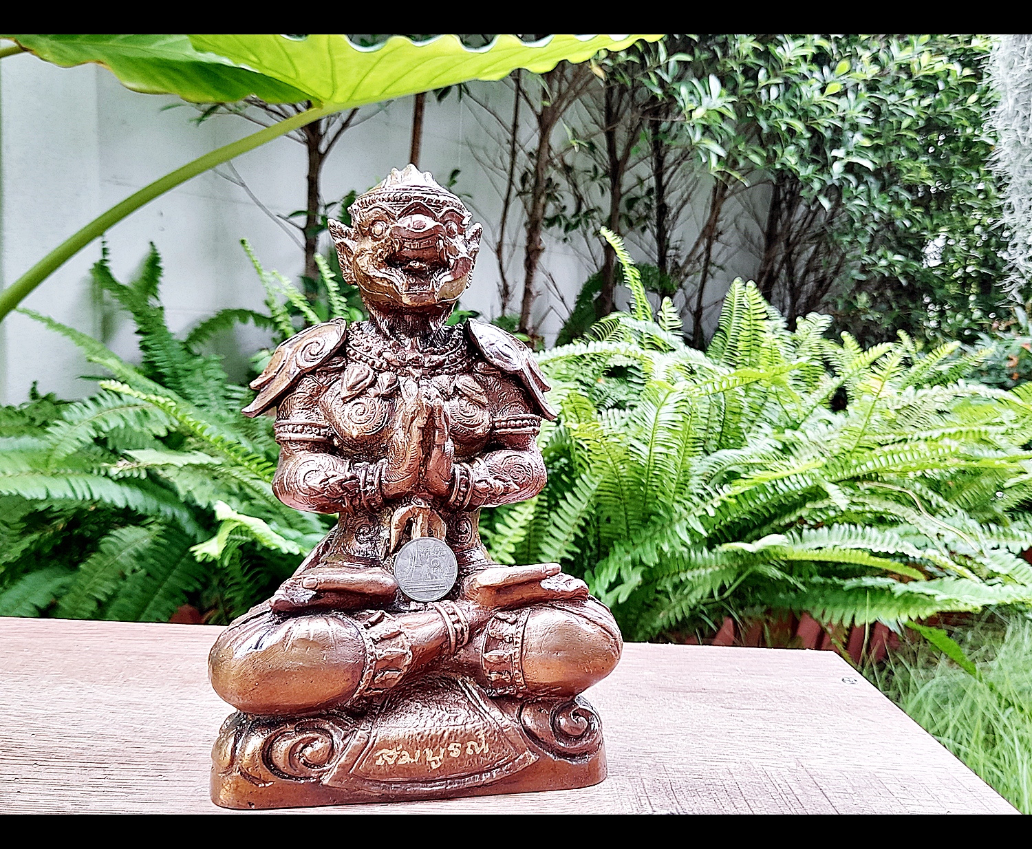 รูปหล่อ หนุมาน ใส่ชุดเกราะ รายมนต์ ถืออาวุธตรีศูล (องค์ใหญ่ขนาดตั้งบูชา หน้าตัก6นิ้ว สูง9นิ้ว) เนื้อทองเหลือง ปี2560 #ปลุกเสกแล้ว #รับประกันแท้