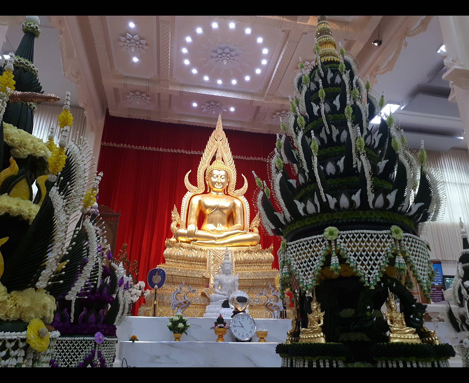 รูปหล่อ สมเด็จองค์ปฐม (พระพุทธรูป หลวงพ่อทองคำ ปางพระแก้วมรกต ทรงเครื่องพระจักรพรรดิ) (ขนาดพระบูชา หน้าตัก5นิ้ว) เนื้อโลหะทองเหลือง ปิดทองแท้ ปี2562 #รับประกันแท้ - หลวงพ่อเล็ก วัดท่าขนุน