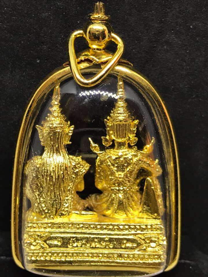 รูปหล่อ ท่านปู่-ท่านย่า (พระอินทร์และพระชายาท่านยาสุชาดา) หล่อโบราณ เนื้อมหาชนวนมวลสาร ชุปทอง ปี2559 #รับประกันแท้ - (ขนาดห้อยคอ พกพา พร้อมเลี่ยมกรอบผ่าหวาย)