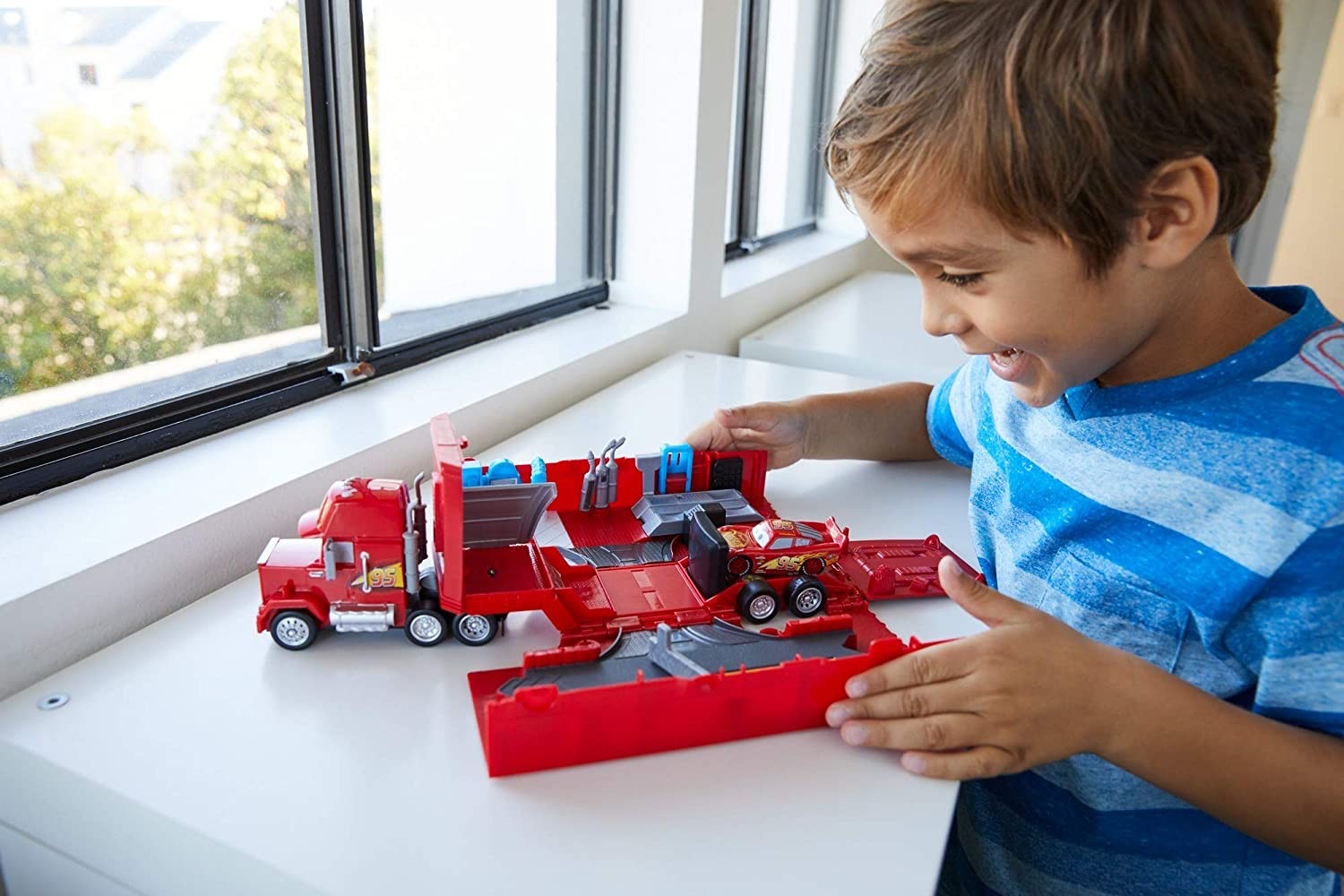 รถบรรทุกแปลงร่างพร้อมของเล่นสุดเจ๋ง MATTEL Disney Pixar Cars Mack Hauler