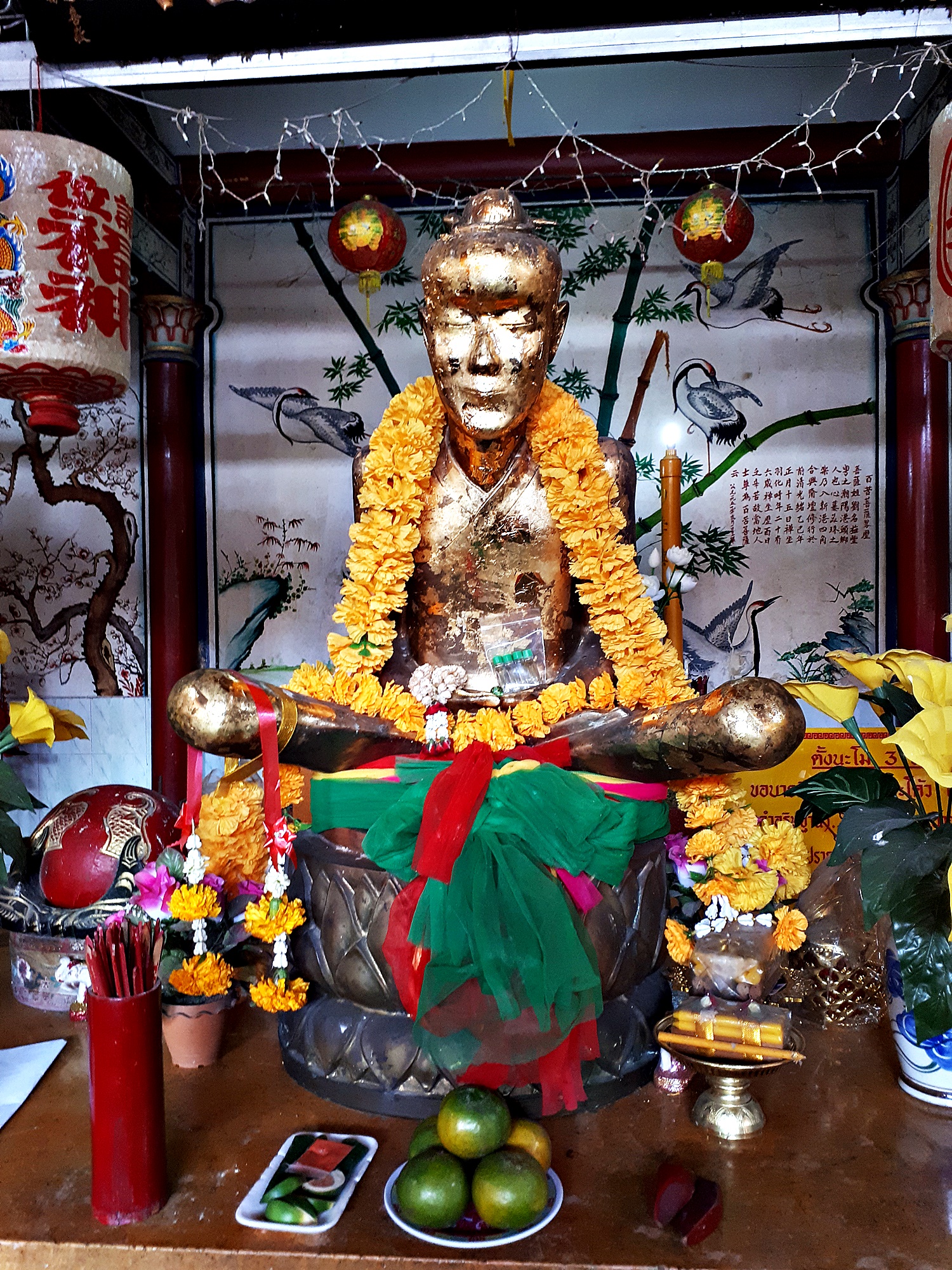 รูปหล่อ ลอยองค์เล็ก เซียนแปะโค้ว ท้อสัก ตลาดหัวตะเข้ ปี 2537