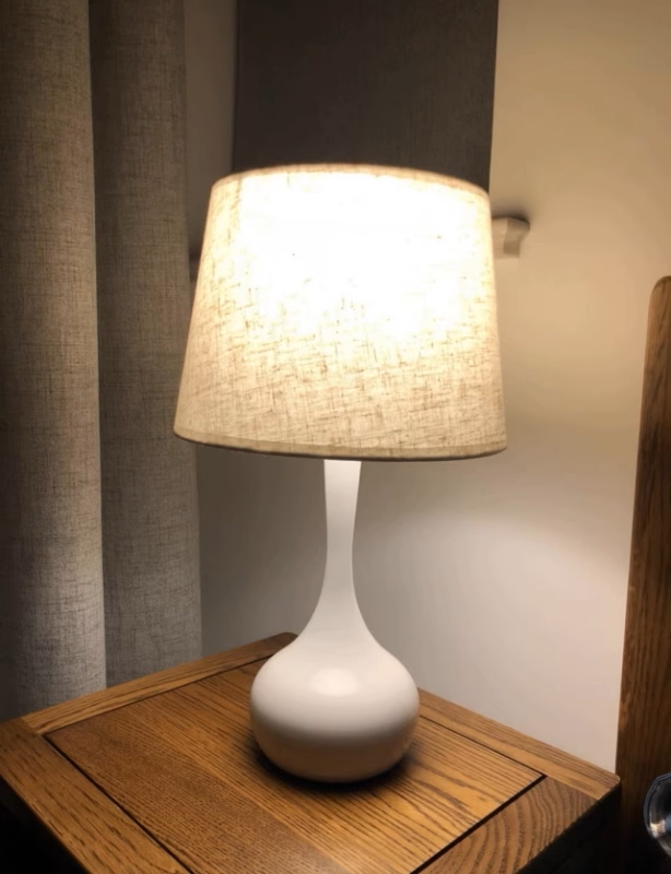 โคมไฟตั้งโต๊ะสไตล์โมเดิร์นทรงแจกันโป๊ะผ้าฐานโลหะดีไซน์เรียบหรู [TBL-1485]